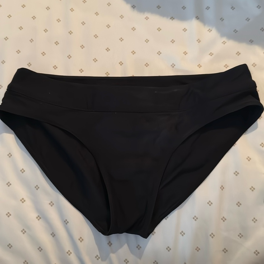 Lululemon women’s swim bottoms size 4 black